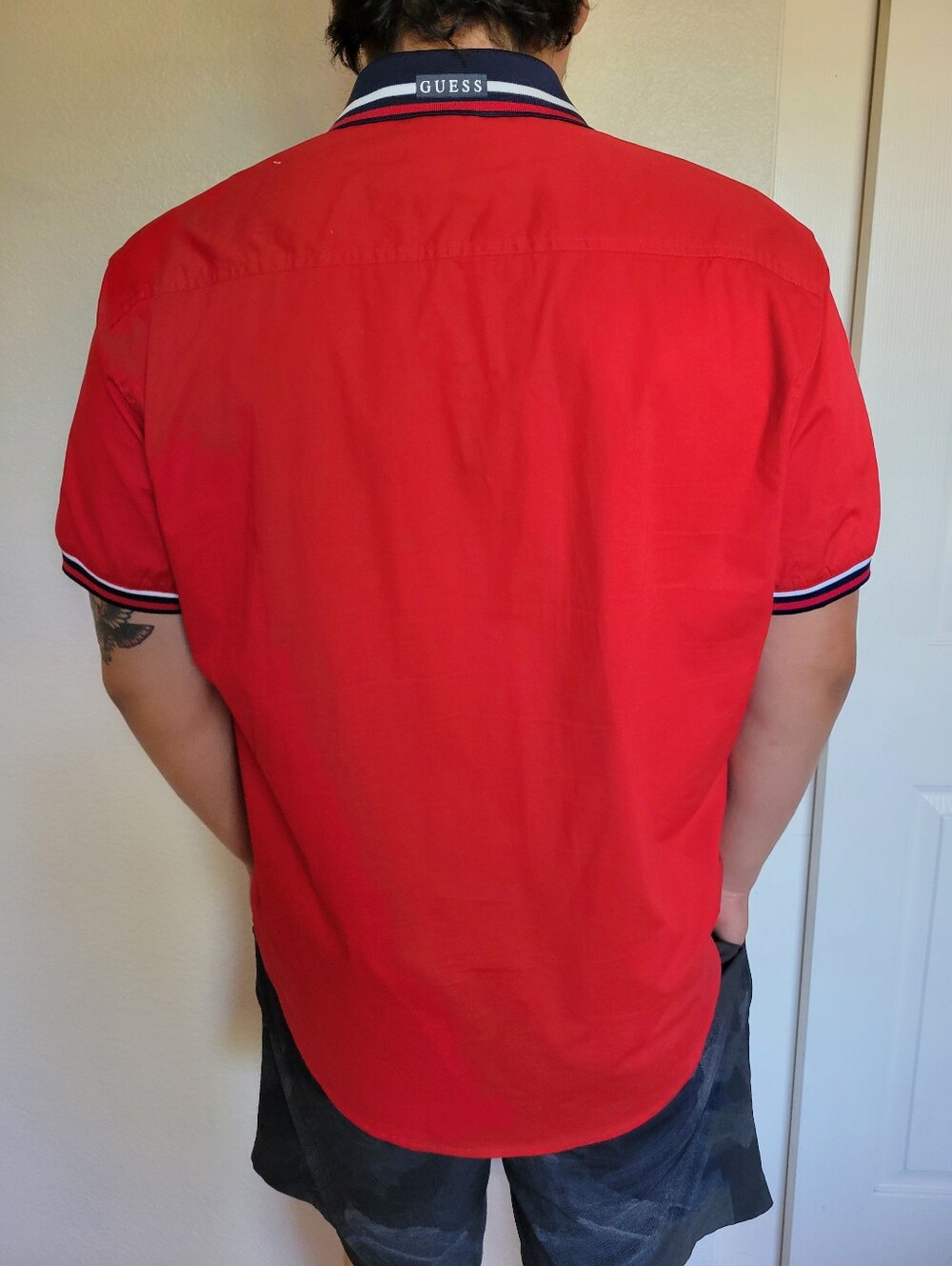 Guess Men's Red Short-Sleeve Button-Up Shirt with Contrast Collar Size XL - Picture 3 of 5